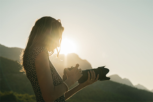 Fotografka s fotoaparátem vhodným pro fotografování zvířat v divoké přírodě